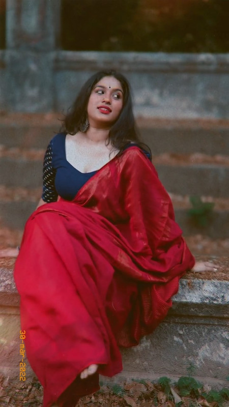 [Image: Singer-Radhika-cleavage-show-mp4-snapshot-00-06-474.jpg]