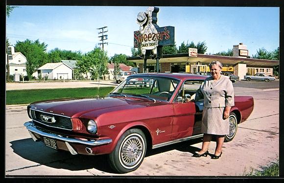 AK Ford Mustang Auto von 1966 vor dem Sneezer s Snack Shop
