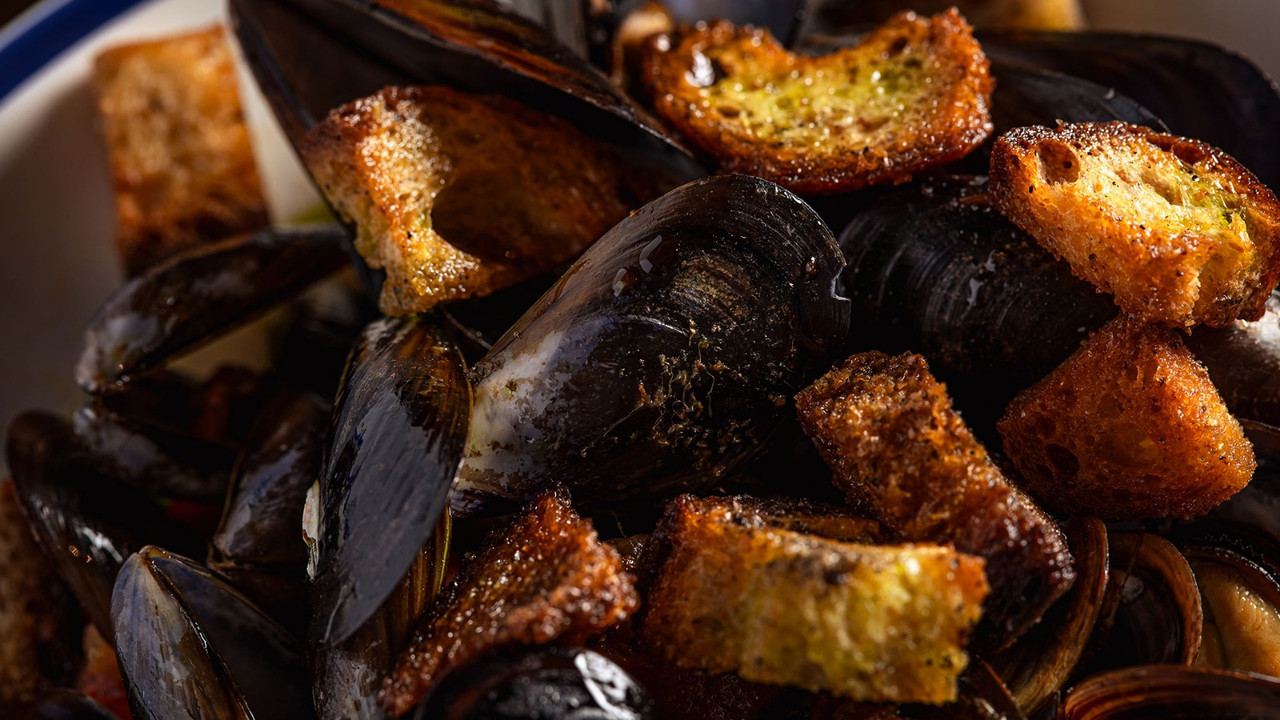 Sauté di cozze e crostini di pane