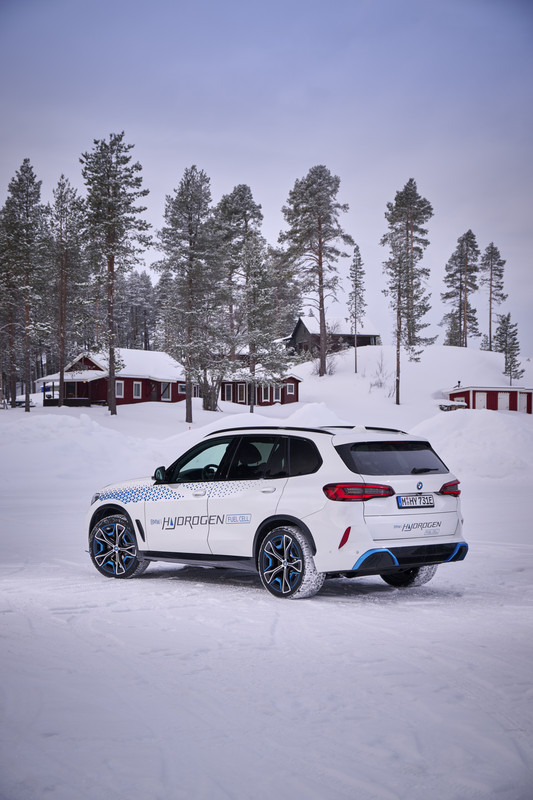 P90453435_highRes_bmw-ix5-hydrogen-win