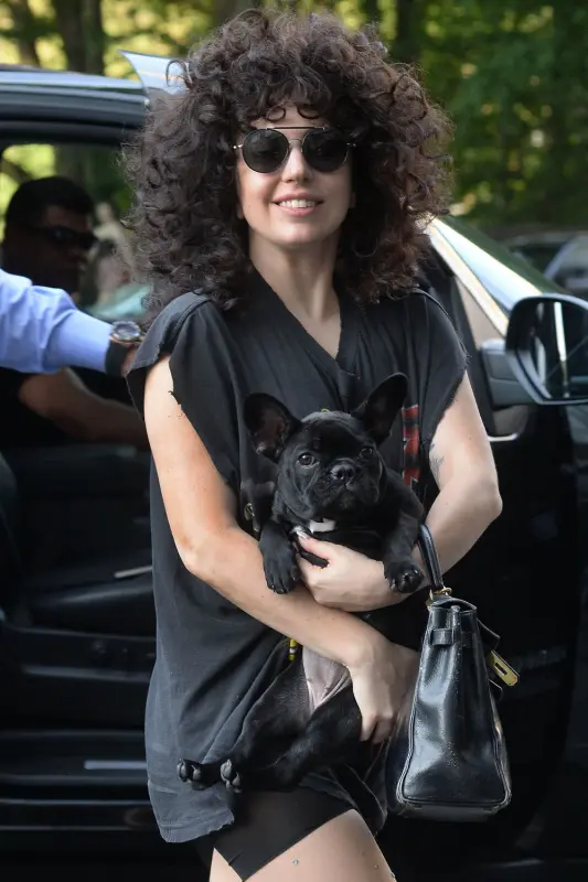 6-22-14-Arriving-at-her-apartment-in-NYC