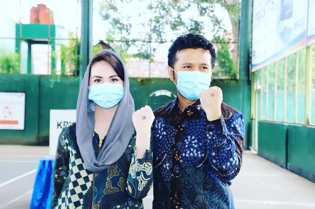 Pasangan Emil Dardak dan Arumi Bachsin.