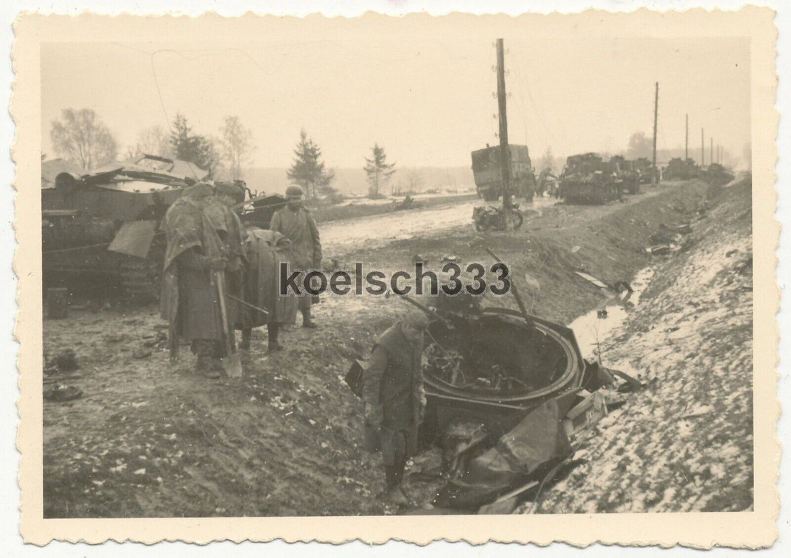 Foto Turm vom explodierten Panzer der Wehrmacht im Straßengraben an der Ostfront