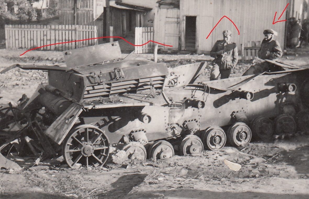 Foto Soldat Panzer Tank dt. Wrack Rußland Dorf R