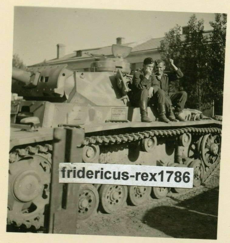 Foto Panzer PzKpfw III mit Besatzung Tarnanstrich schöne Detailaufnahme