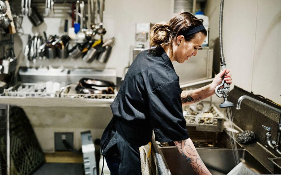 Disneyland tiene vacantes de lavaplatos; ofrece bono de mil 500 dólares