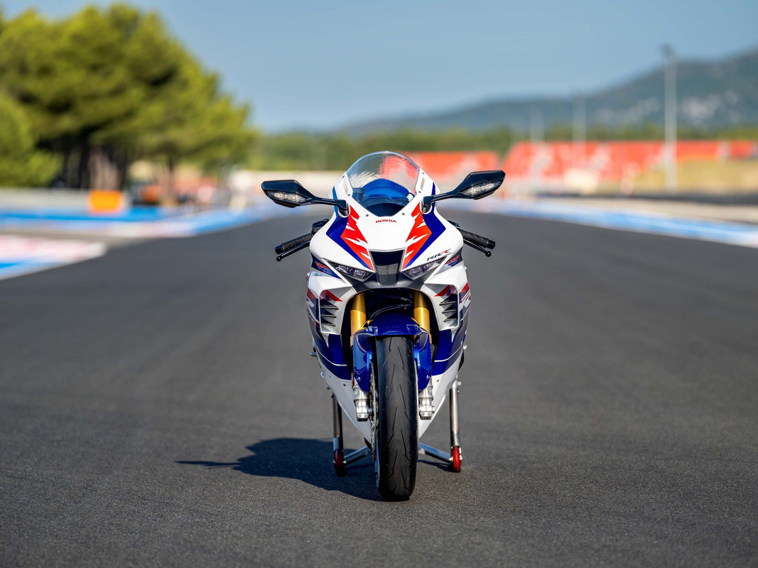 Спортбайк Honda CBR1000RR-R Fireblade SP 30th Anniversary 2022