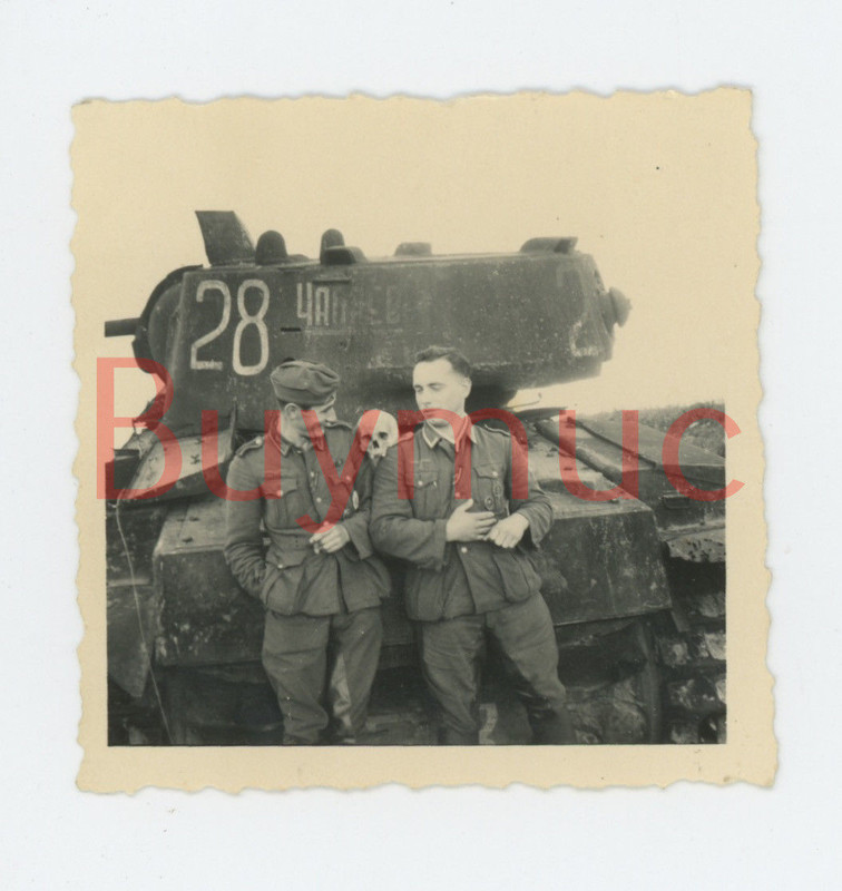 Foto deutsche Soldaten mit Schädel vor russischen Panzer Kennung