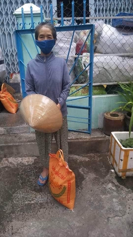 Hình ảnh phát gạo mì cho khu cách ly "Hòn Rớ" Nha Trang 24