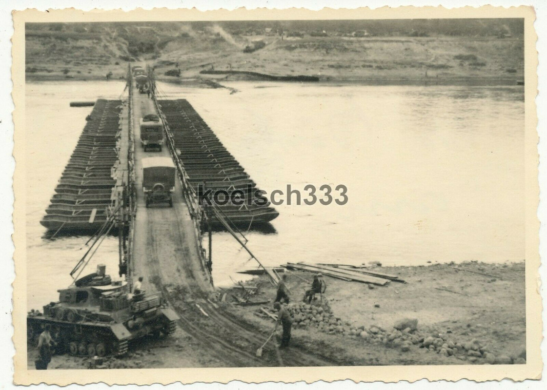 Foto Panzer IV an Ponton Kriegsbücke über die Düna bei Ula in Belarus 1941