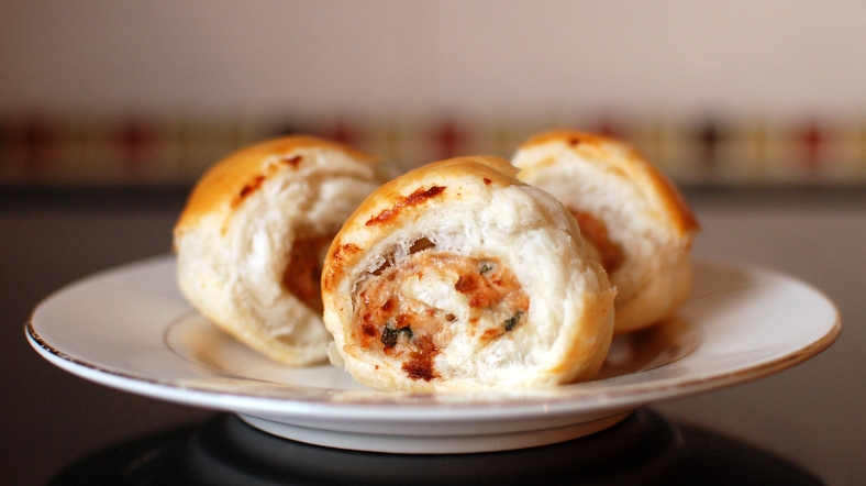 Ilustrasi chicken egg roll.