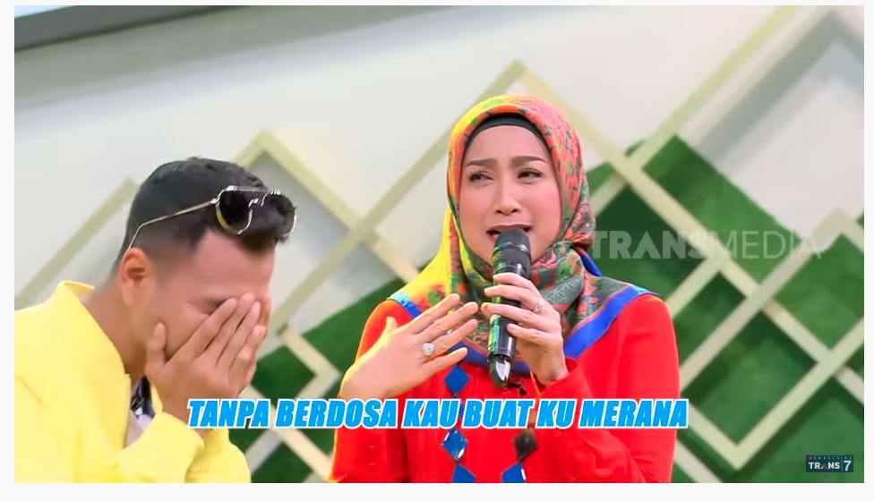 Desy Ratnasari menjadi bintang tamu acara 'Okay Bos' yang dipandu oleh Raffi Ahmad