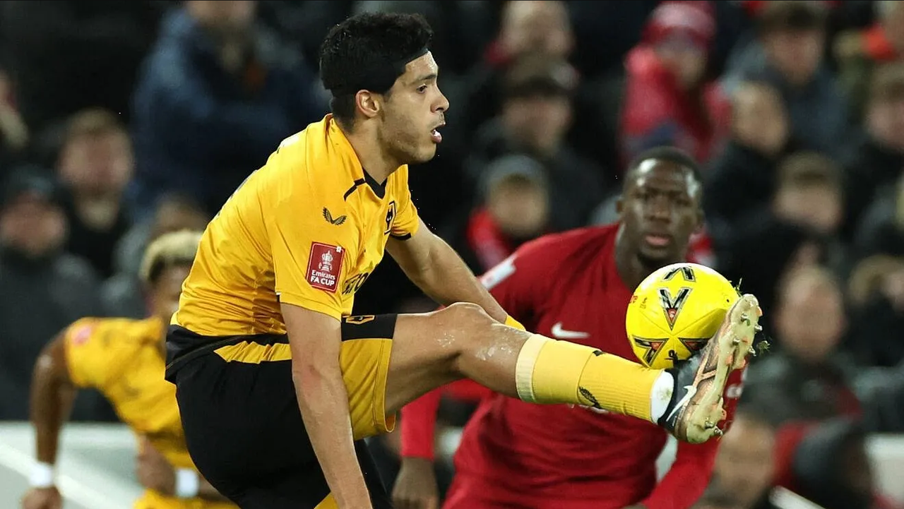 Raúl Jiménez vuelve a la titularidad frente al Liverpool en la FA Cup