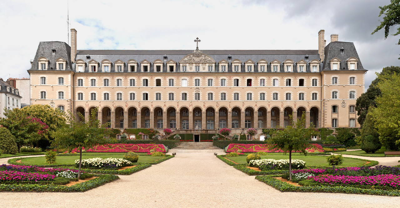 Photographie de la façade avant du Questan en été.