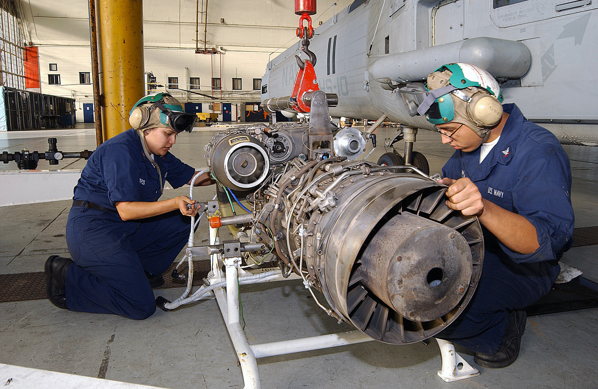 SH-60-B-Engine-Service.jpg