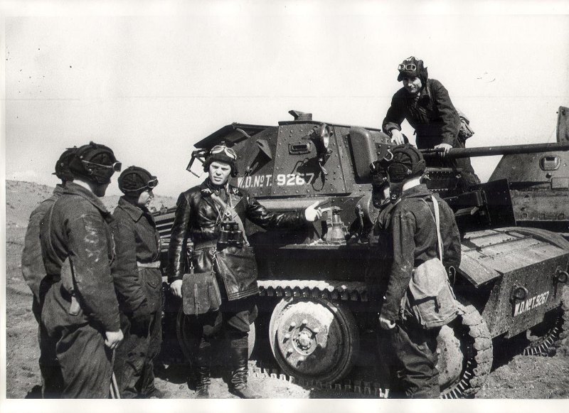 Танкисты 151-й танковой бригады 45 Армии изучают материальную часть английского танка Тетрарх 1942
