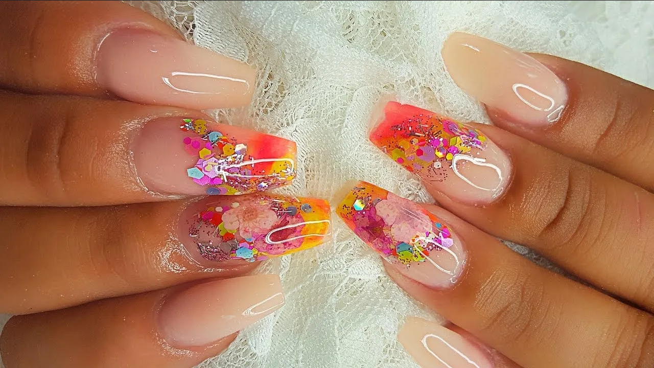 ¿Quieres lucir unas uñas encapsuladas en verano? Estos diseños te fascinarán