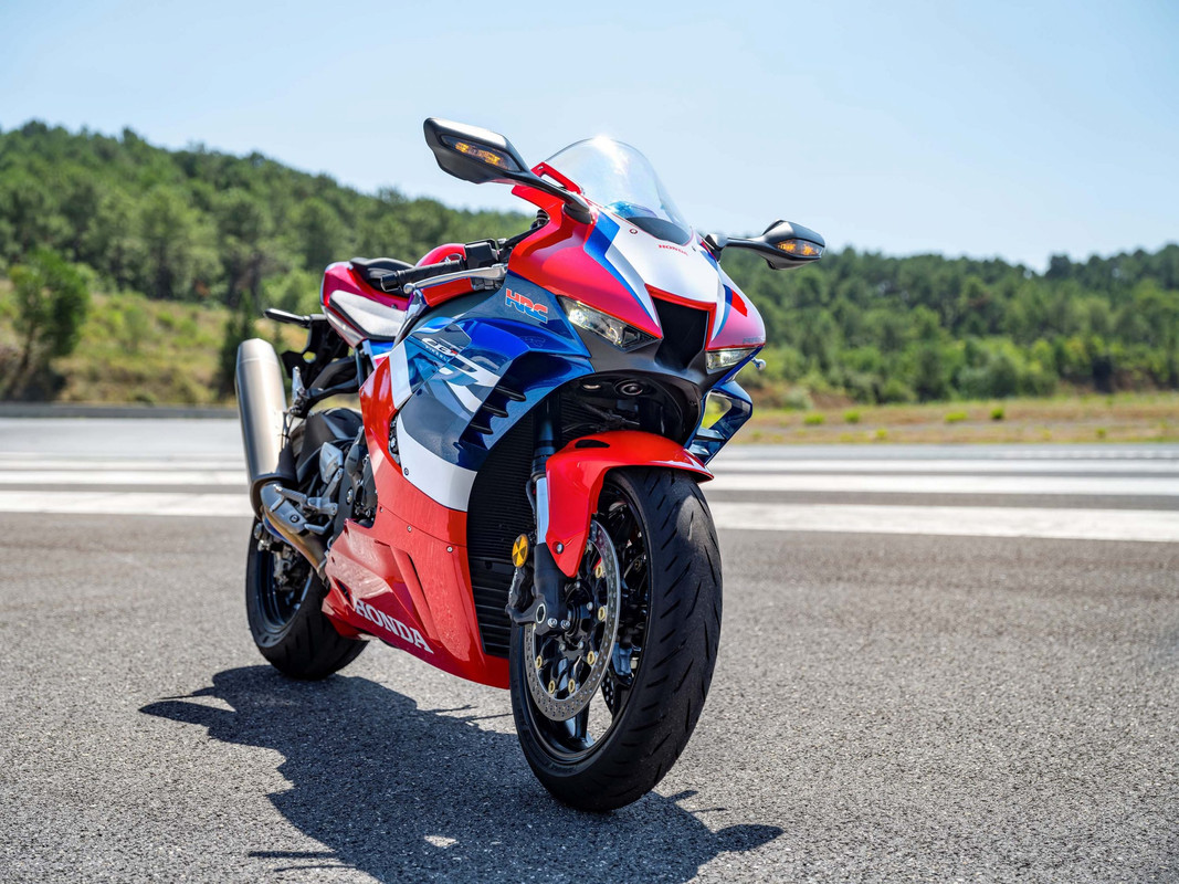 Спортбайк Honda CBR1000RR-R Fireblade 2022