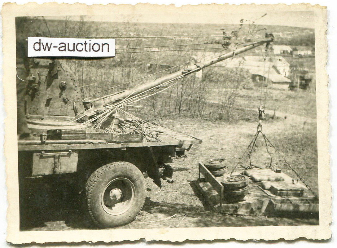 Sturmgeschütz bei Motorwechsel mit SdKfz Kran (2