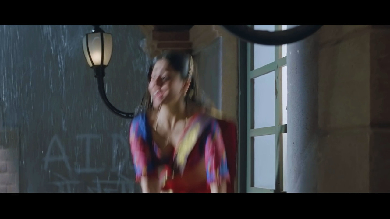 [Image: Kareena-Kapoor-Khan-Hot-Song-From-Chamel...-14-36.jpg]