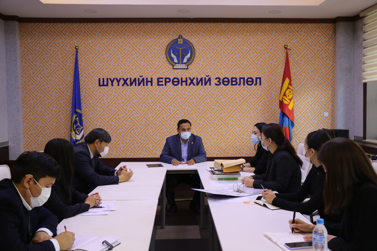 Шүүгчийн сургалтын хөтөлбөр, холбогдох материалыг хүлээлгэн өгөв