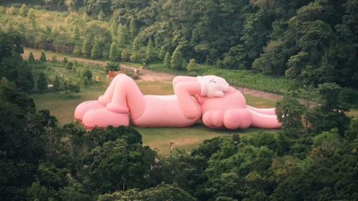 KAWS umumkan akan tur ke Indoensia dan pajang instalasi seni di Candi Prambanan mulai 19 Agustus 2023.