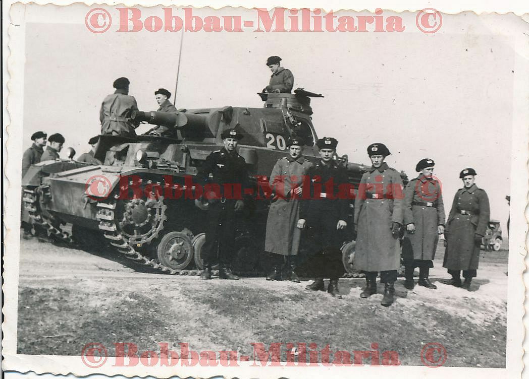 Panzer-Regiment 15 mit weißer Nummer 20 Schutzmütze