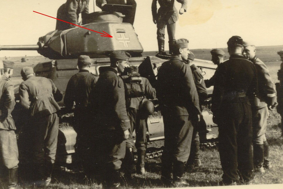 Foto, französischer Beutepanzer mit Balkenkreuz 