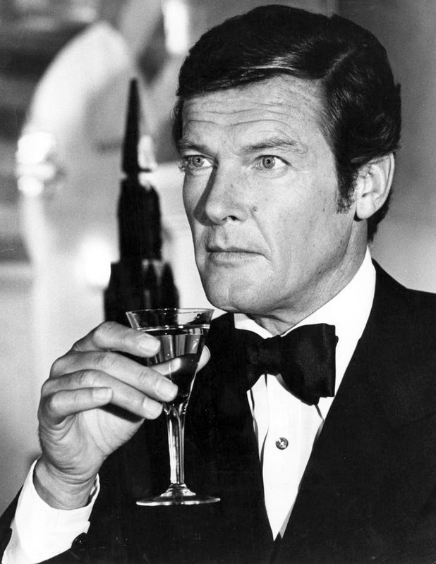 e8155a54e038b77c551eec7ea26aaee8--roger-moore-james-bond
