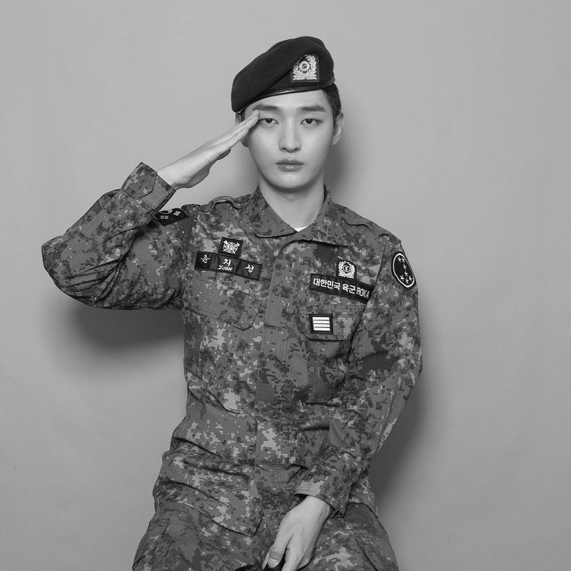 Pulang wajib militer, ini 7 potret gagah Yoon Ji-sung kenakan seragam