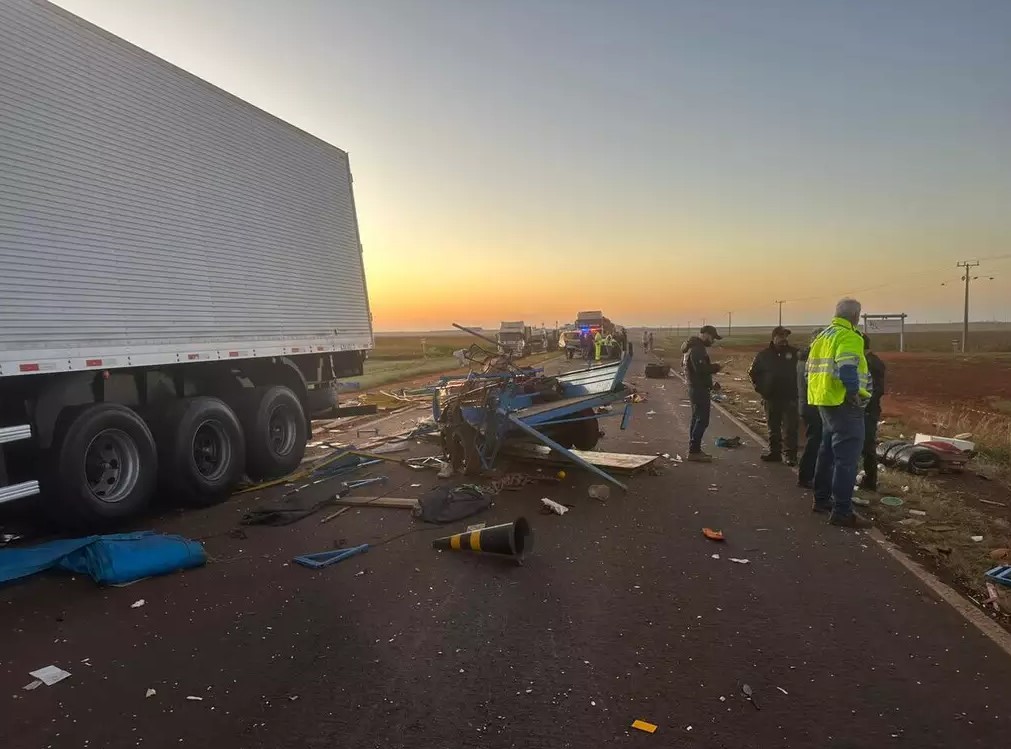 Destroços no local onde carreta bateu em carretinha