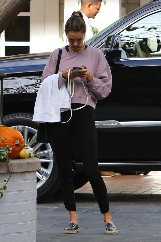 alessandra-ambrosio-out-and-about-in-santa-monica-11-16-2018-4
