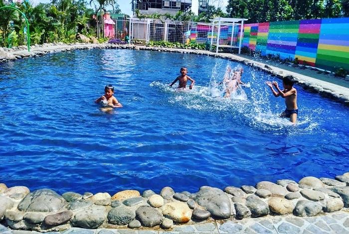 Wahana kolam renang di Taman Bunga Celosia.