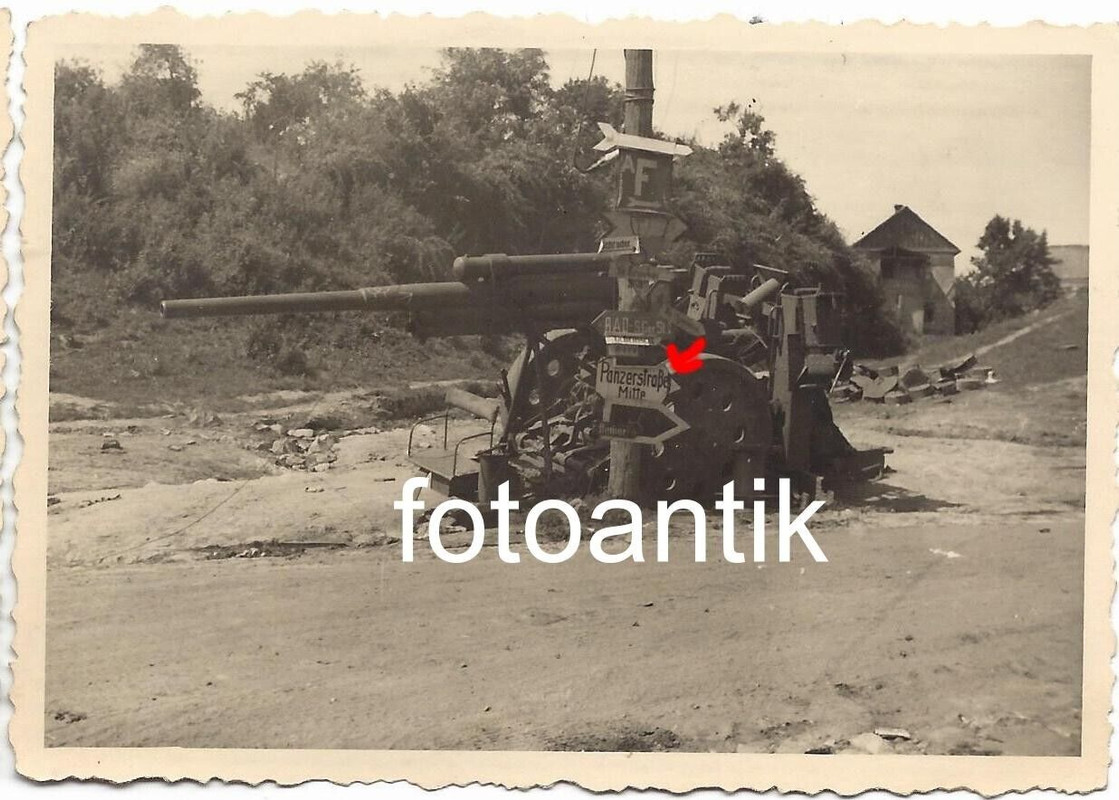 Foto 2 WK Ostfront Schild Schilderwald Panzer-Straße Geschütz Flak Haubitze