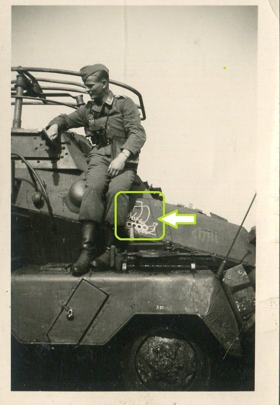 WW II Foto WH Panzerspähwagen mit Einheitsabzeic