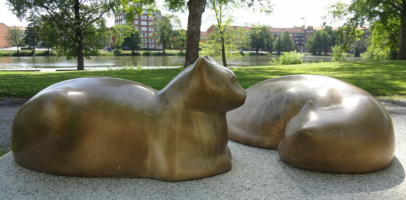 2-Katter-Ulla-och-Gustav-Kraitz-2011-granit-och-brons
