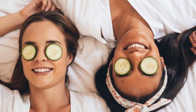 devojke sa krastavcima na očima