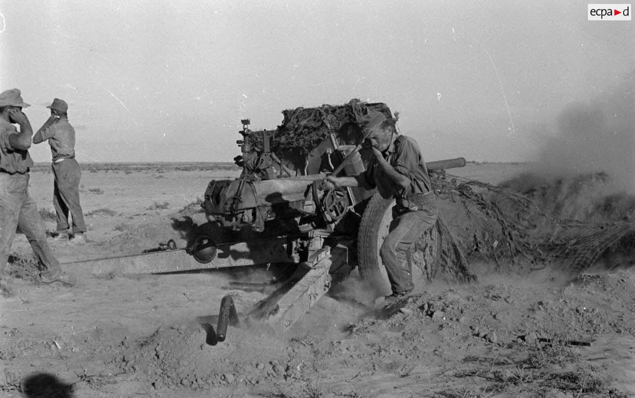 Une pièce Pak 36 (r) de 76,2 mm d'origine soviétique en action.8