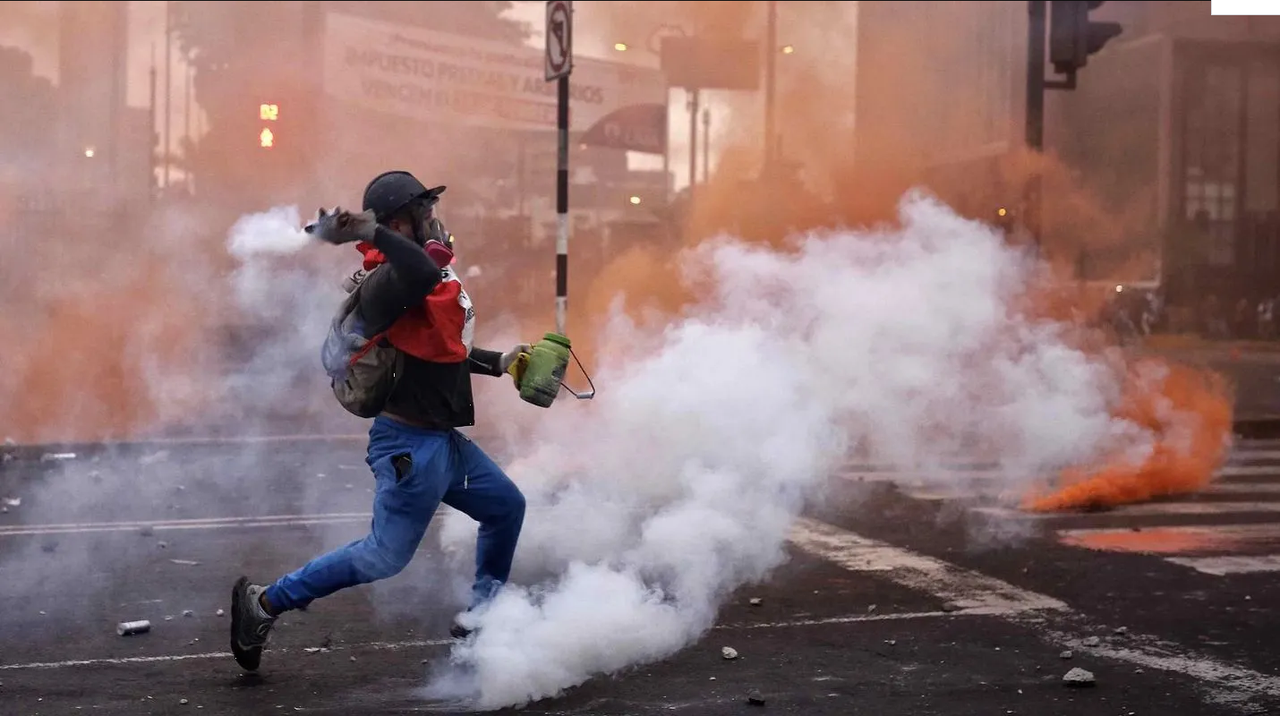 Perú: Atacan a más de 150 periodistas en protestas