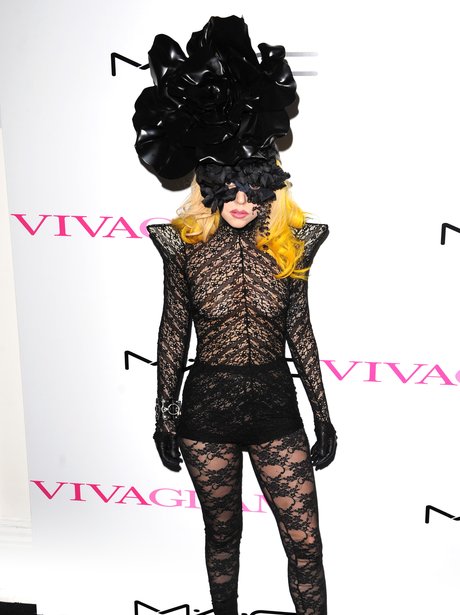 lady-gaga-mac-viva-glam-launch-2010-1348