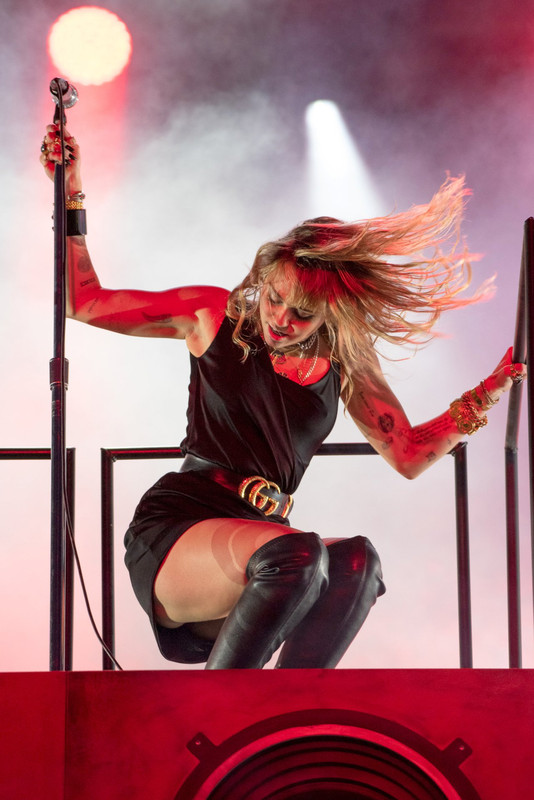 Miley-Cyrus-Sexy-on-Stage-13