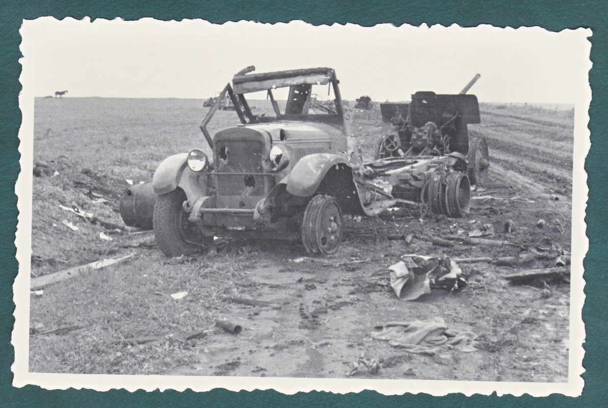 Zerstörter russischer leichter Lkw SIS-5 mit 7,6