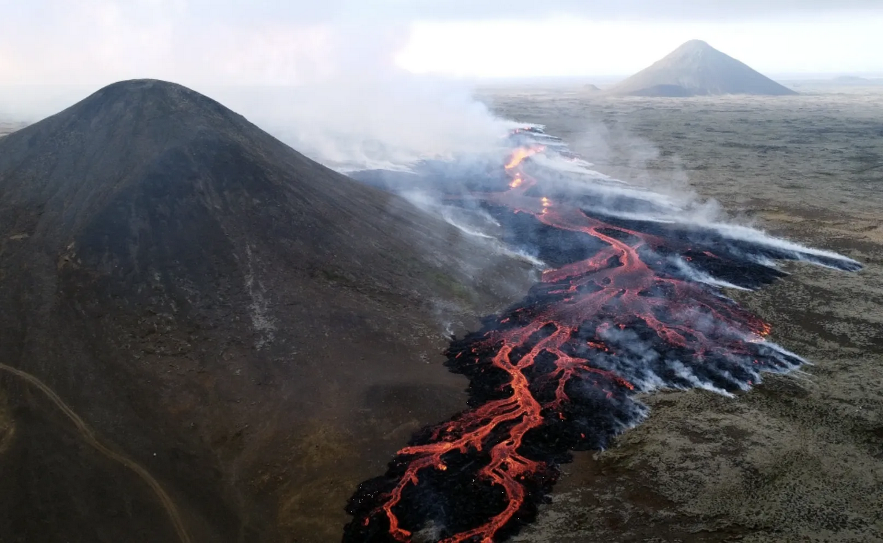 Volcán entra en erupción cerca de la capital de Islandia