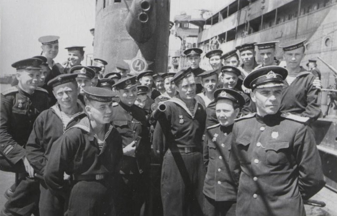 Щ-216-kap.3-g.e.-karbovskij-s-ekipazhem-i-sch-215-10-11.8.43g