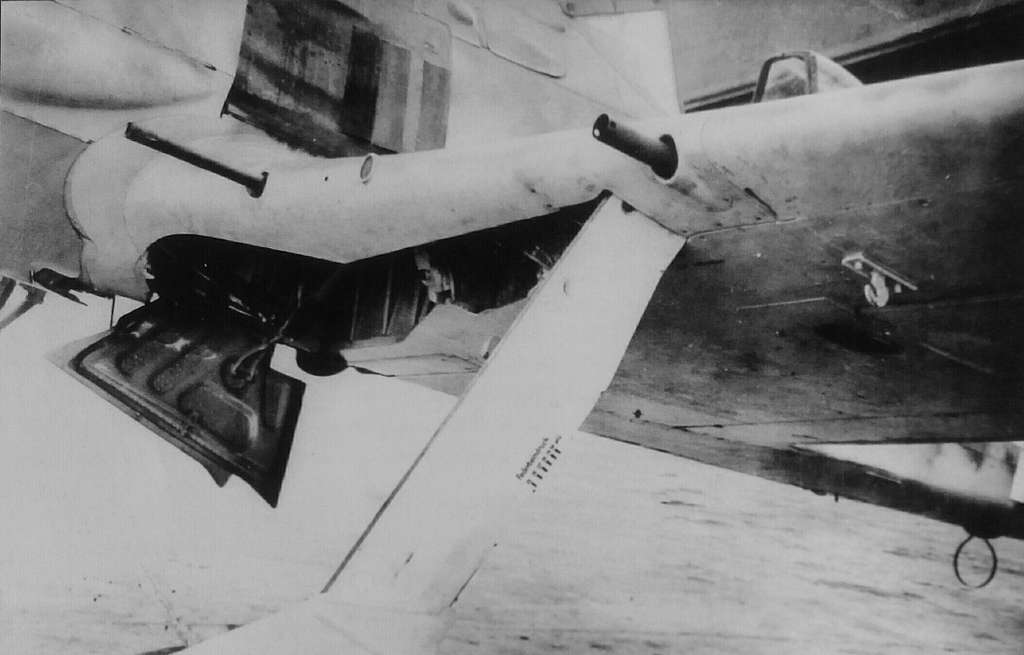 Fw 190 trouvé dans les bois en Russie Fw-190-des-canons-MG-151-20-et-MK-108-de-30-mm-sur-l-aile-gauche-d-un-Fw-190-A-8-R2-Sturmbock-e