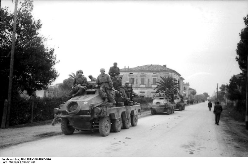 Fallschirmjäger en un Sd.Kfz. 234 del 15. Panzergrenadier-División en Italia en 1943