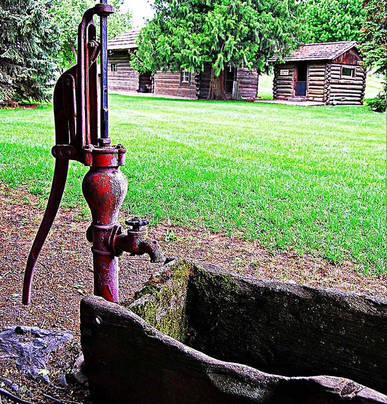 vintagewaterpumpmedium.jpg