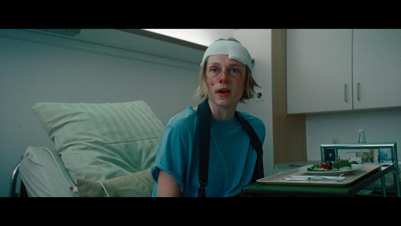 mpv-shot_CUCKOO.2024.2160p.UHD.BDRemux.HDR.HEVC-Нечипорук_00_39_50_0009