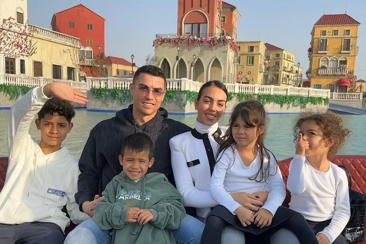 Se hace viral video de hijo de Cristiano Ronaldo con playera del Barcelona