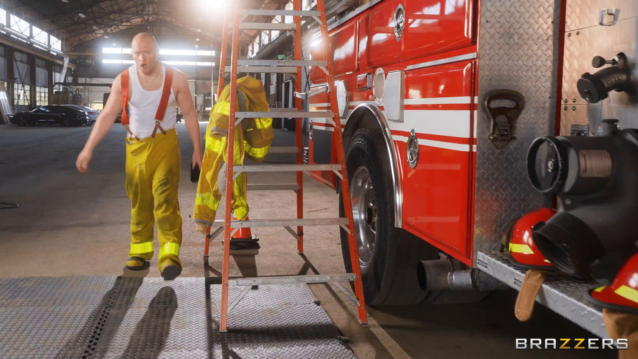 Angela White - Firefighter Angela’s White Hot Squirting Fuckfest - BRAZZERS 4K.mp4.0002